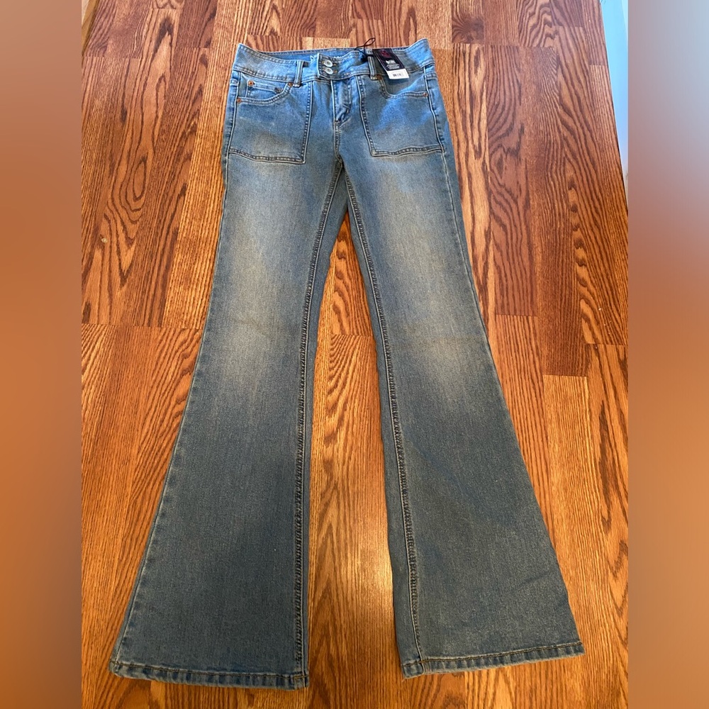 NWT No Boundaries non distressed flare jeans